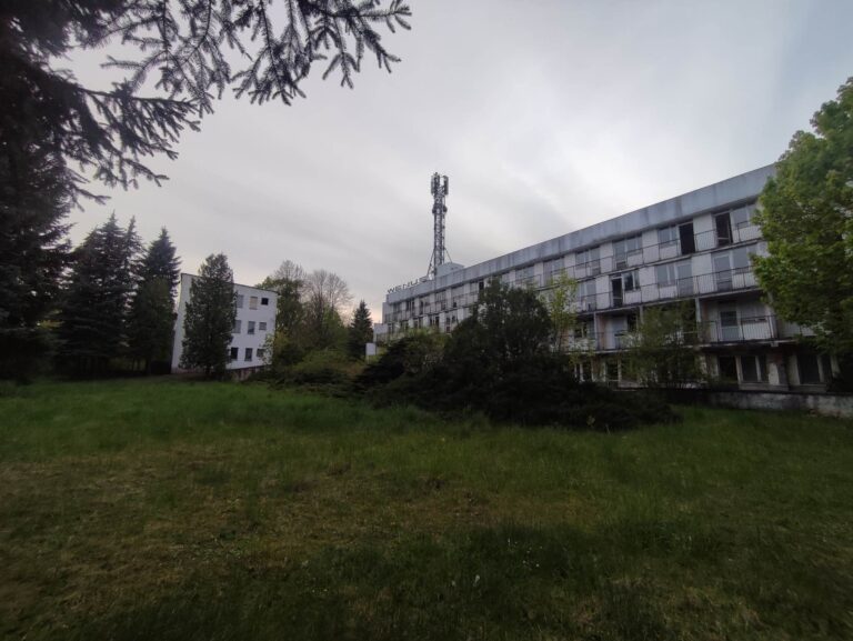 Opuszczony ośrodek szkolenia policji +/hotel/domki wypoczynkowe, Poznań, województwo wielkopolskie - zdjęcie 1