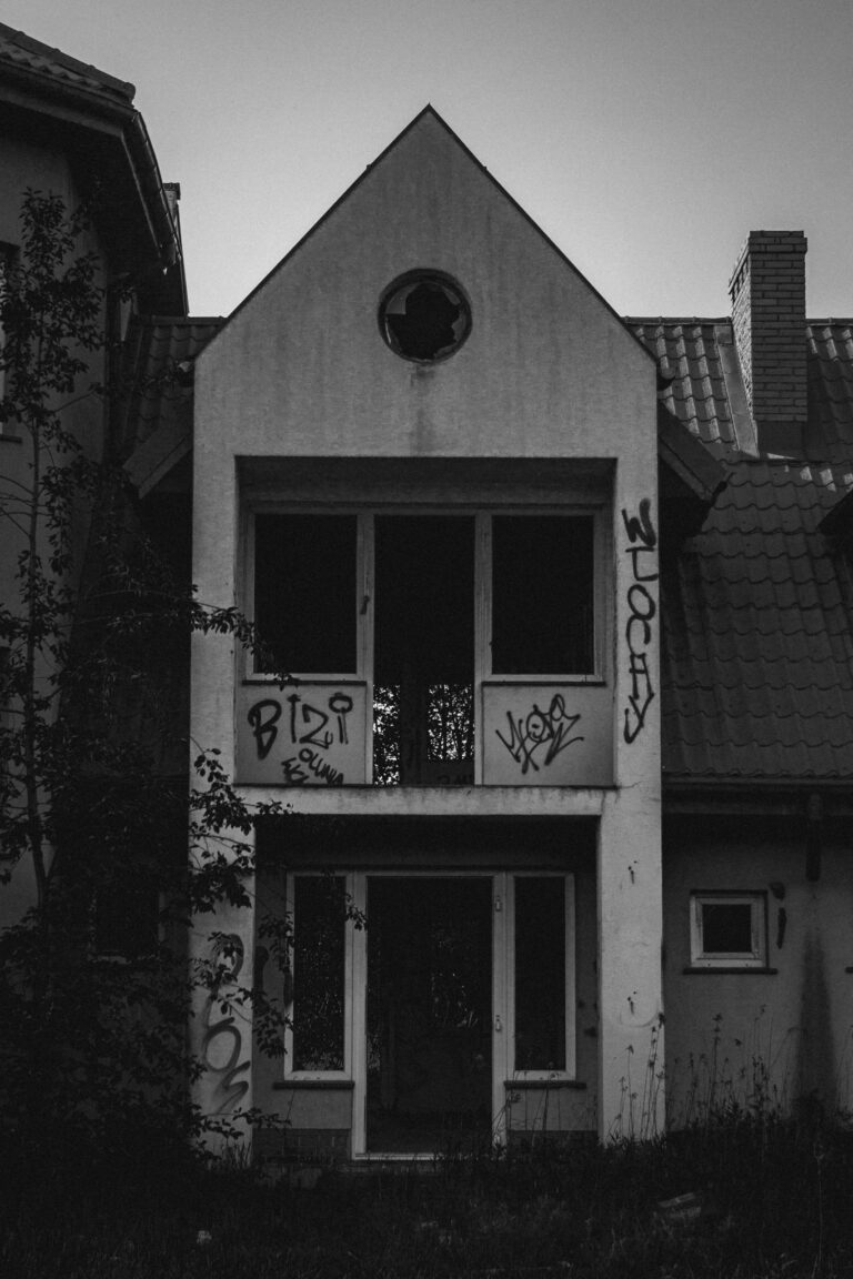 “Nawiedzony” dom, Bobrowiec, województwo mazowieckie - zdjęcie 1