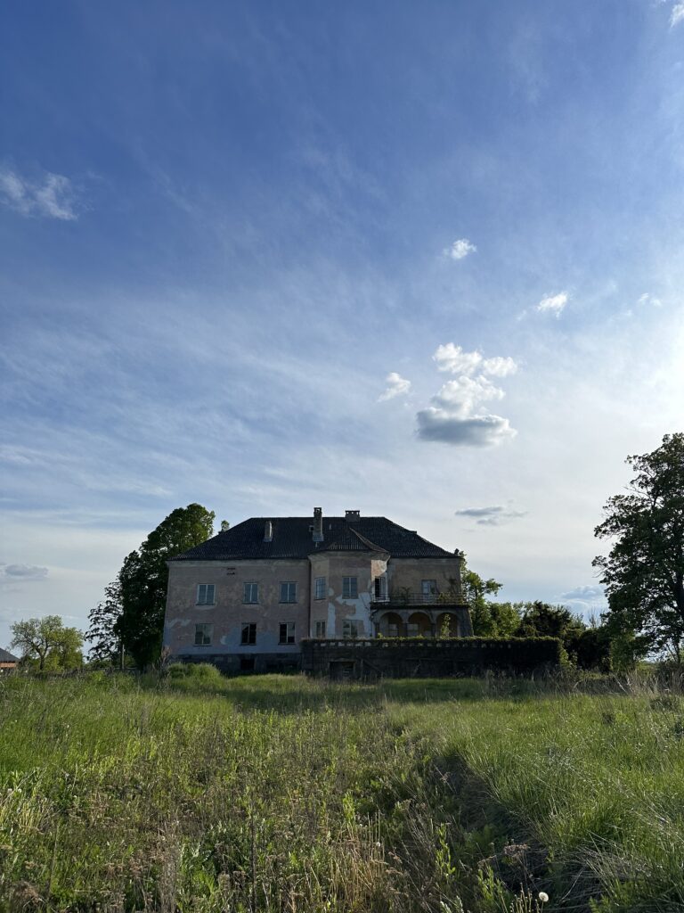 Dwór w Szczekarkowie, Szczekarków-Kolonia, województwo lubelskie - relacja z 05.2023, zdjęcie 5