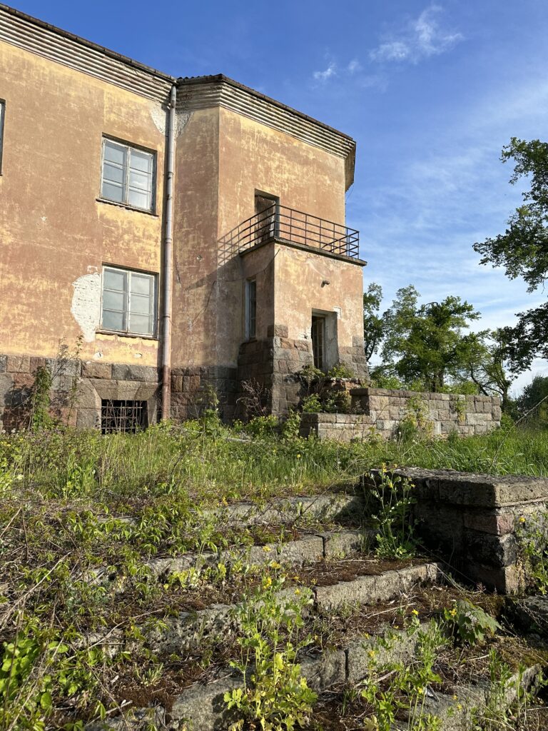 Dwór w Szczekarkowie, Szczekarków-Kolonia, województwo lubelskie - relacja z 05.2023, zdjęcie 6