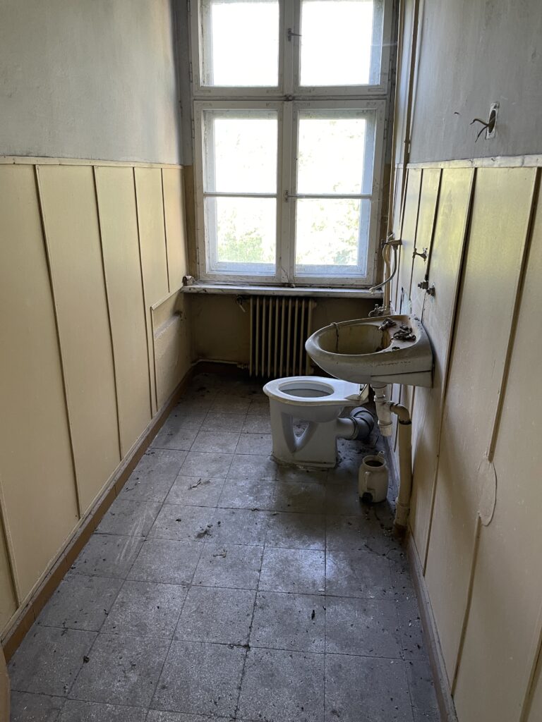 Opuszczony ośrodek zdrowia, Wójcin, województwo kujawsko-pomorskie - relacja z 06.2023, zdjęcie 16