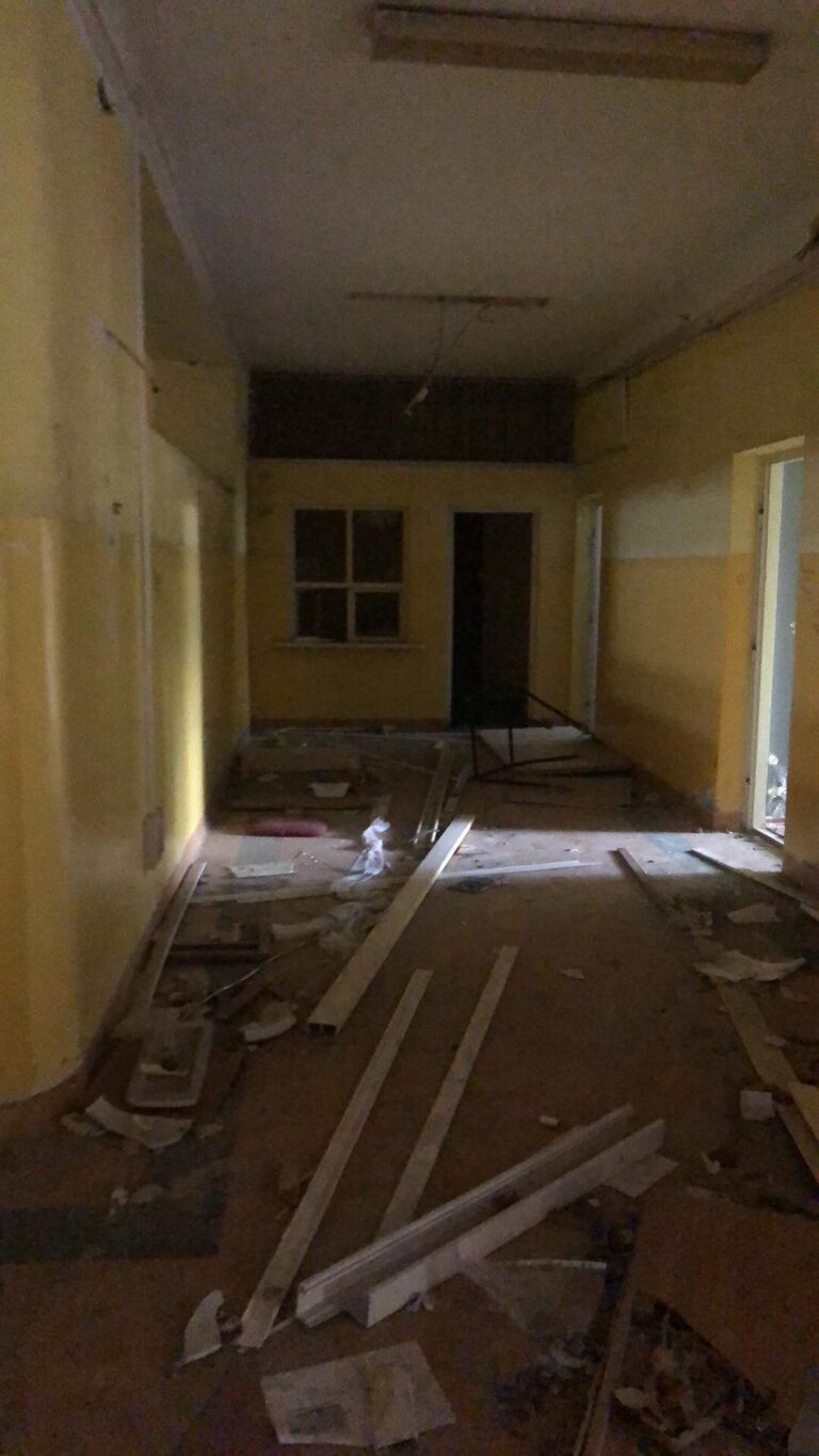 Opuszczone gimnazjum, Starachowice, województwo świętokrzyskie - relacja z 08.2023, zdjęcie 11