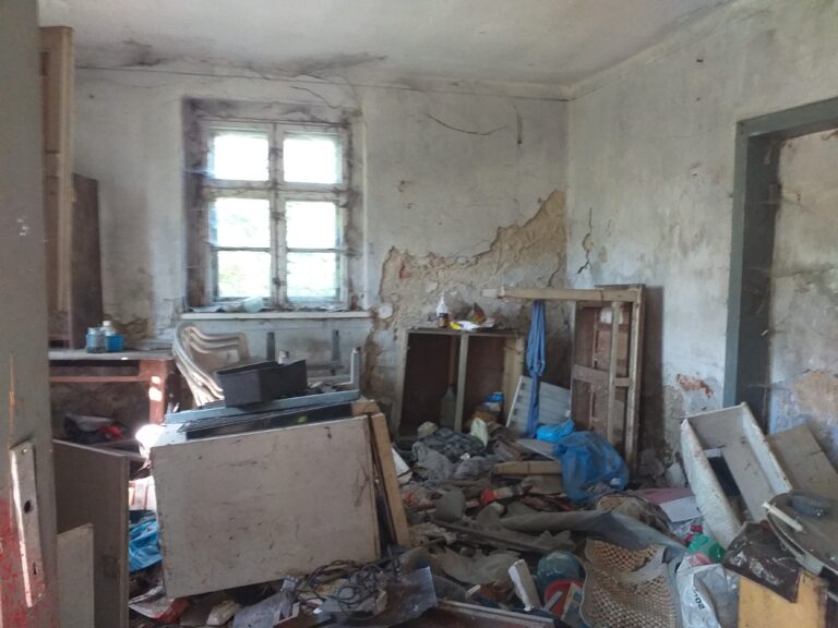 Opuszczony dom na łące, Góra, województwo śląskie - zdjęcie 3
