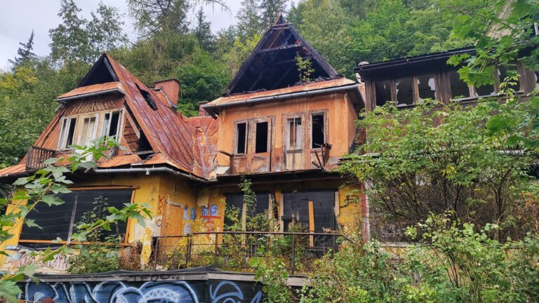 Opuszczony spalony pensjonat, Zakopane, województwo małopolskie - zdjęcie 1