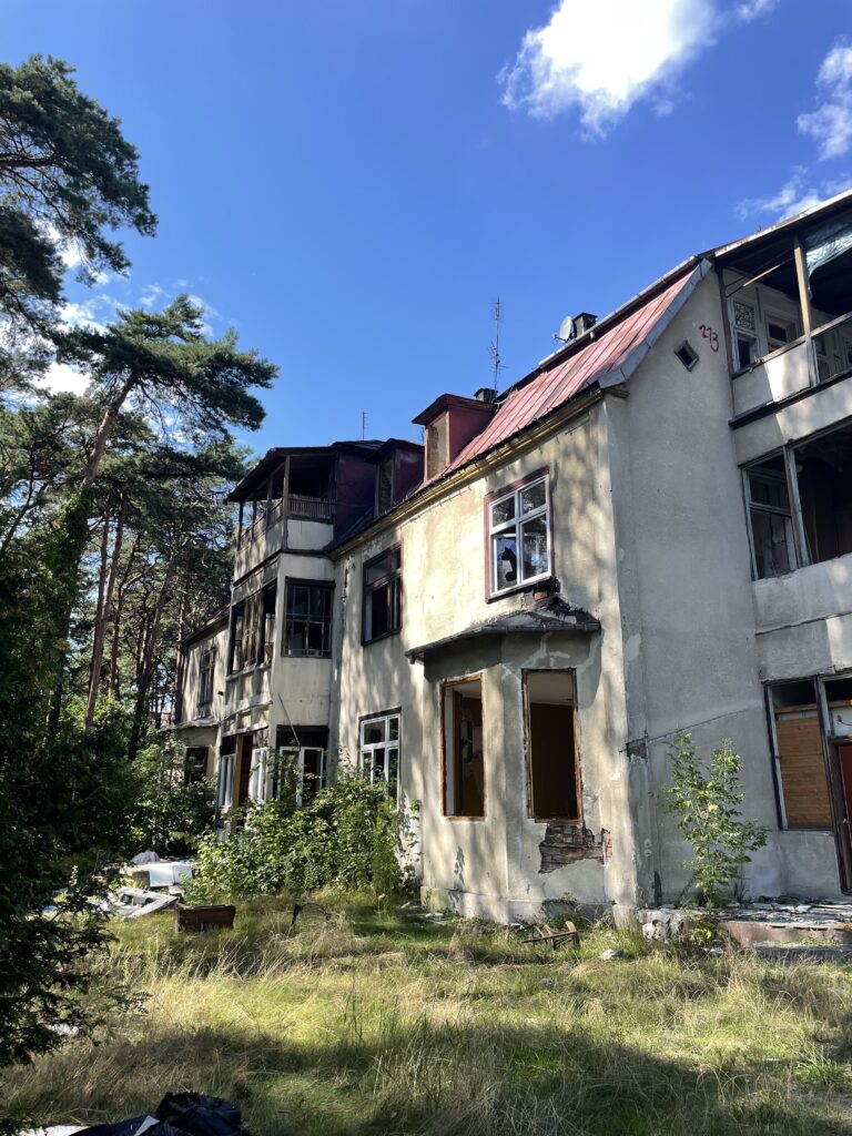 Dwu piętrowy budynek z piwnicą, Otwock, województwo mazowieckie - relacja z 07.2023, zdjęcie 5