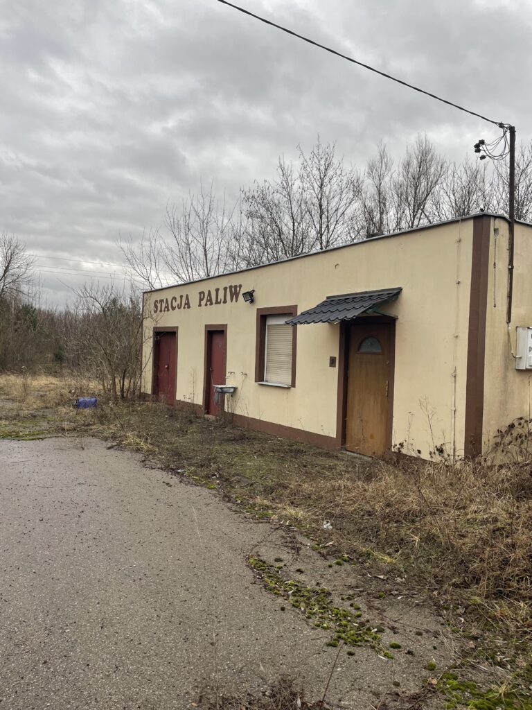Opuszczona stacja paliw, Ćmielów, województwo świętokrzyskie - zdjęcie 1