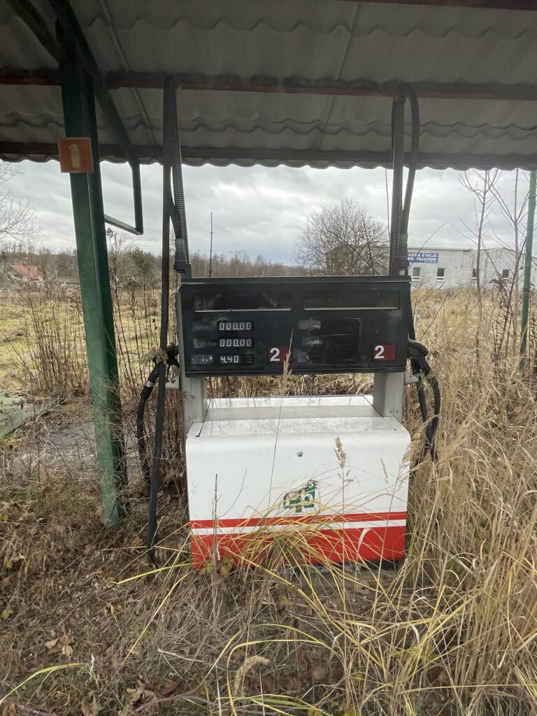 Opuszczona stacja paliw, Ćmielów, województwo świętokrzyskie - zdjęcie 3