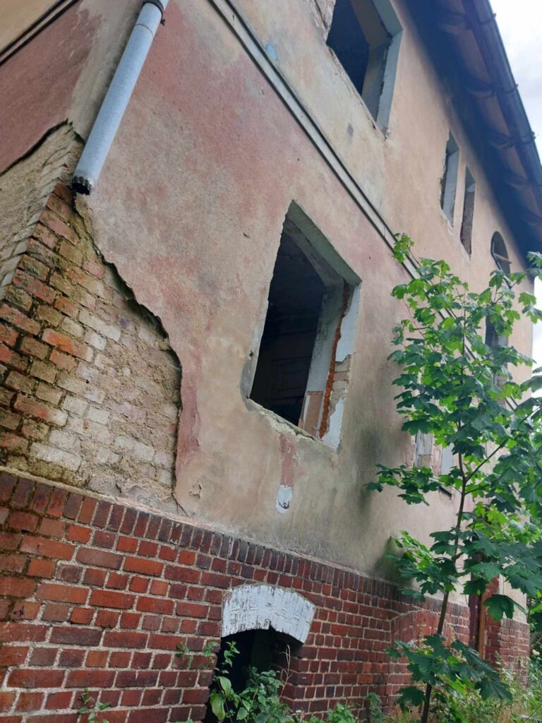 Opuszczona stacja pkp w biedrzychowicach dolnych, Biedrzychowice Dolne, województwo lubuskie - zdjęcie 1