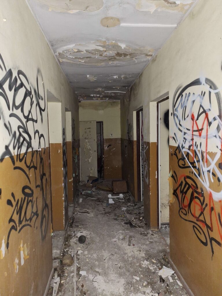Domek obok peronu kolejowego, Poznań, województwo wielkopolskie - zdjęcie 2