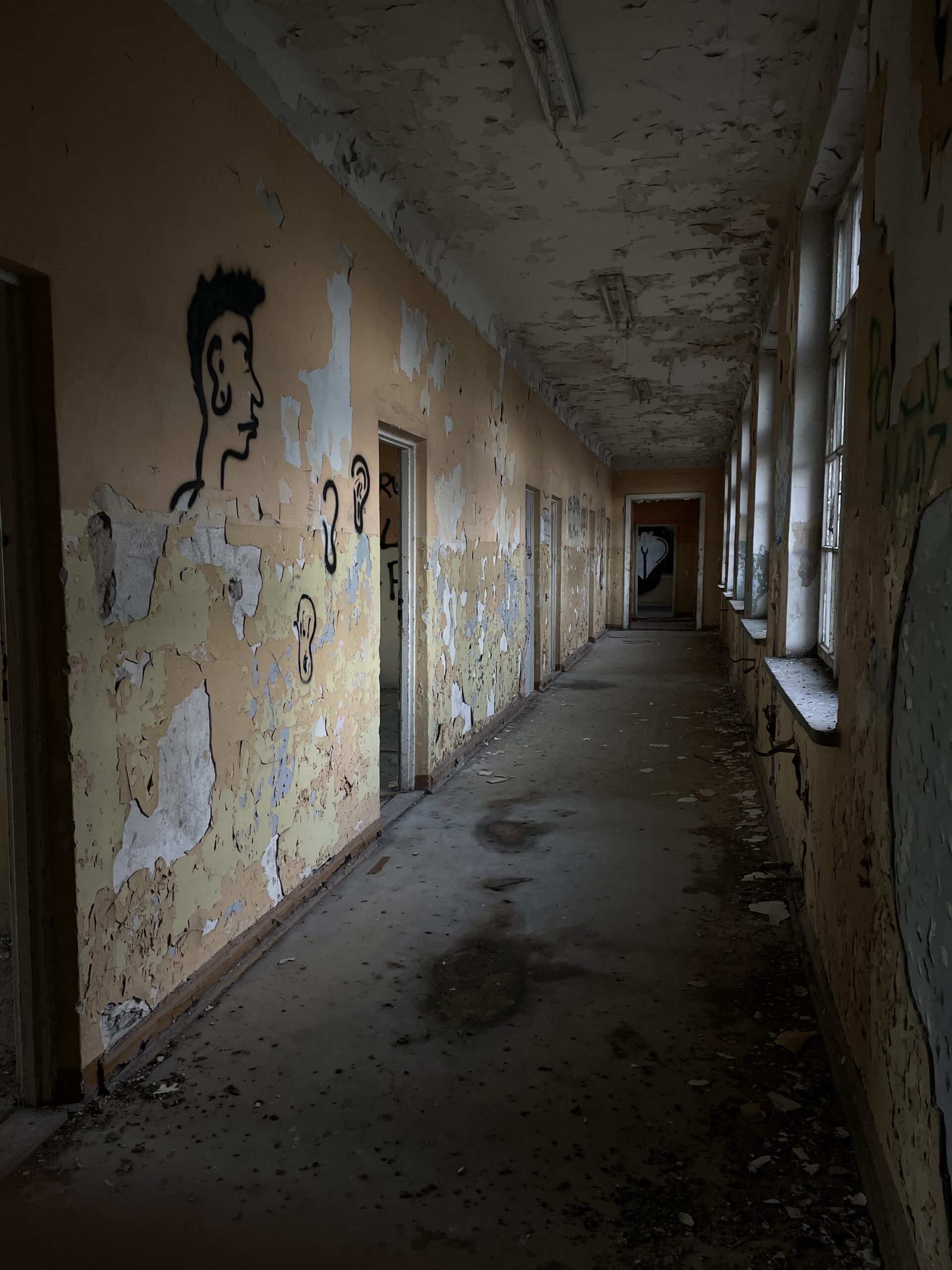 Opuszczona kamienica (stare gimnazjum), Warszawa, województwo mazowieckie