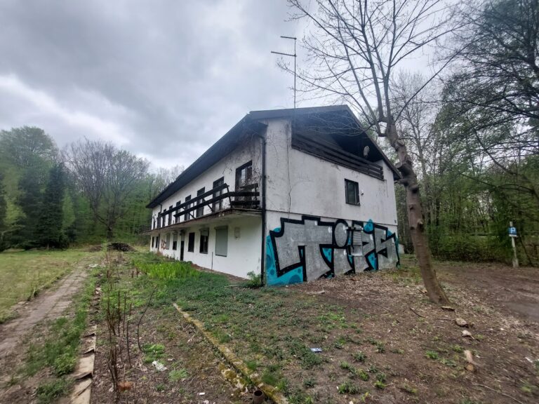Opuszczony zajazd przy kortach tenisowych, Katowice, województwo śląskie - zdjęcie 2