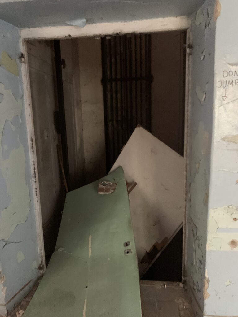 Opuszczony szpital przy ul. Westerplatte., Świdnica, województwo dolnośląskie - relacja z 04.2024, zdjęcie 8