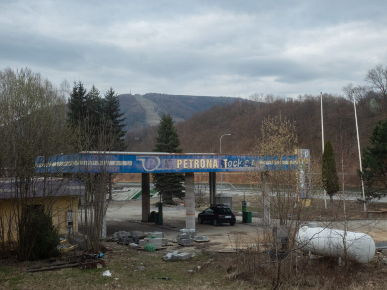 Opuszczona stacja paliw i warsztat, Czernichów, województwo śląskie - relacja z 03.2024, zdjęcie 8