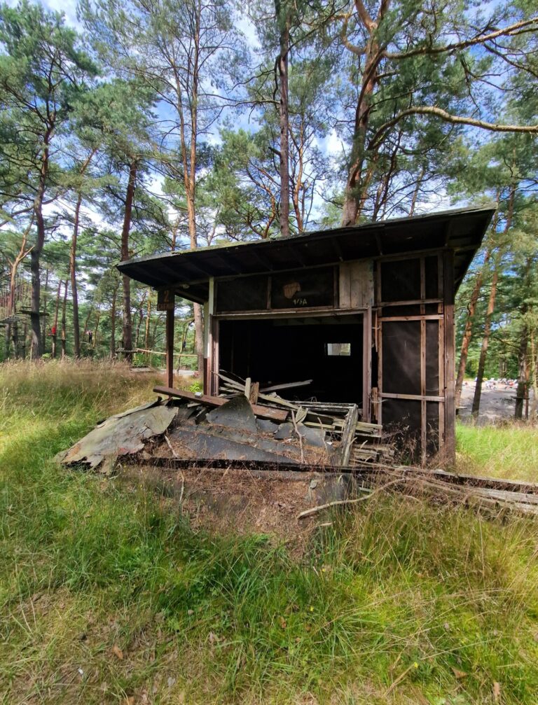 Opuszczone domki letniskowe i większy budynek, Pogorzelica, województwo zachodniopomorskie - zdjęcie 1