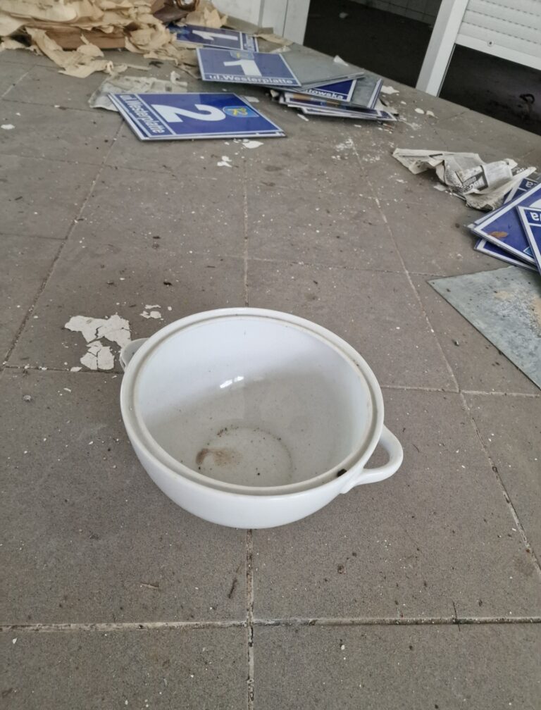 Opuszczone domki letniskowe i większy budynek, Pogorzelica, województwo zachodniopomorskie - zdjęcie 4