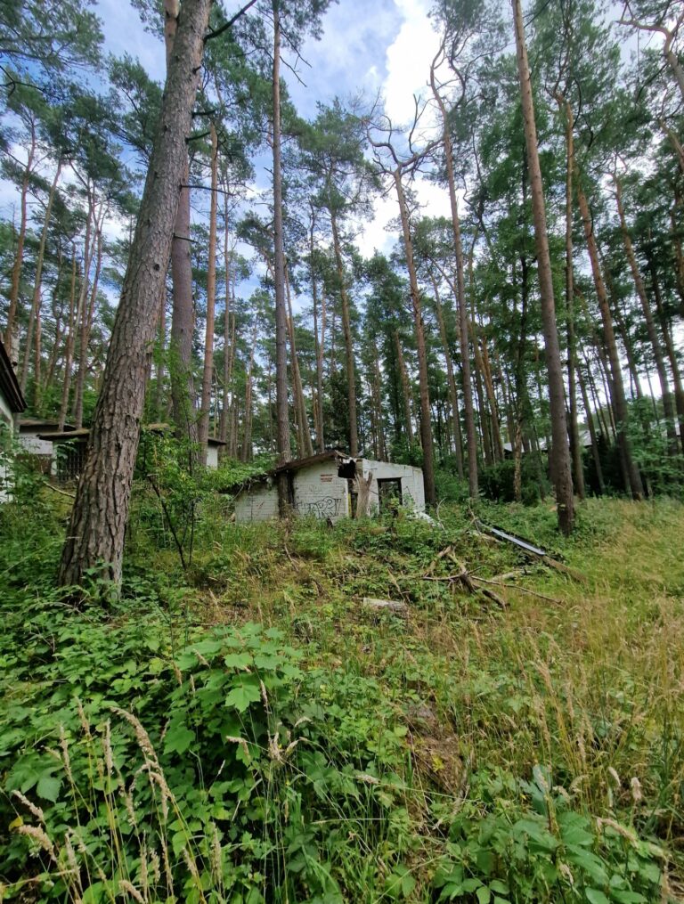 Opuszczone domki letniskowe i większy budynek, Pogorzelica, województwo zachodniopomorskie - zdjęcie 6