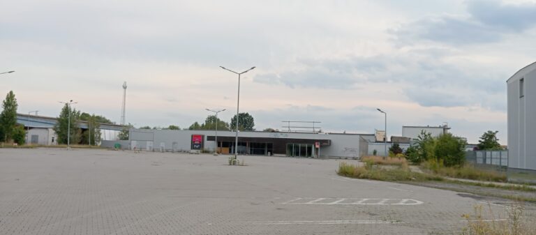 Opuszczone Tesco (góra Kalwaria), Góra Kalwaria, województwo mazowieckie - zdjęcie 1