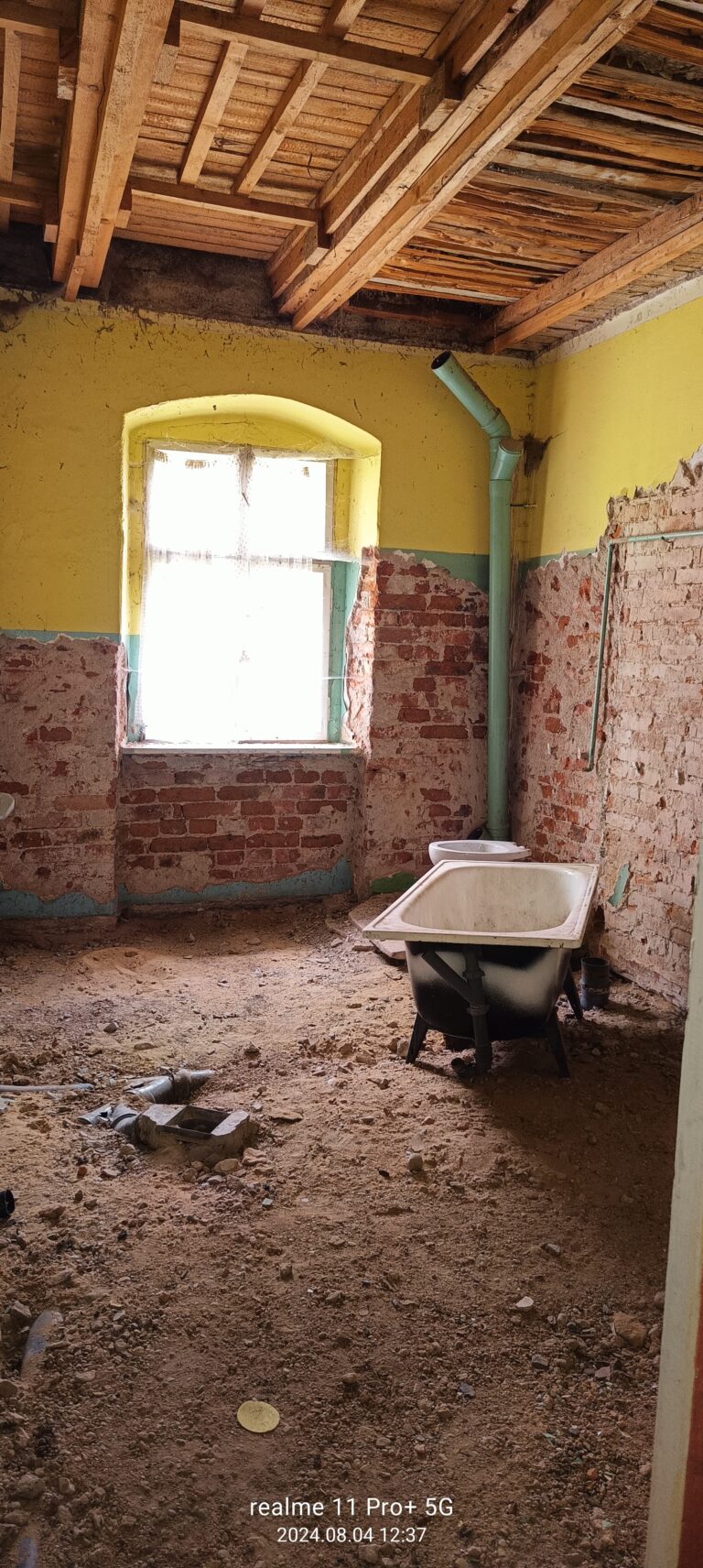 Opuszczony budynek prawdopodobnie dawna plebania, Gostków, województwo dolnośląskie - zdjęcie 4