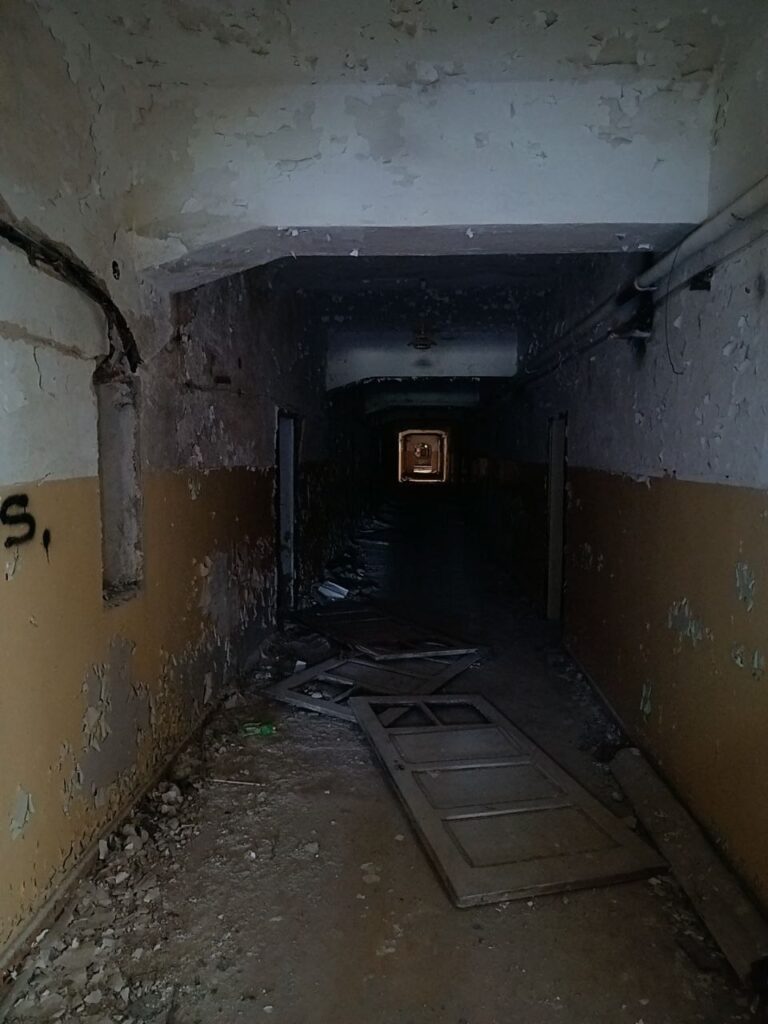 Opuszczona szkoła, Police, województwo zachodniopomorskie - relacja z 08.2024, zdjęcie 12