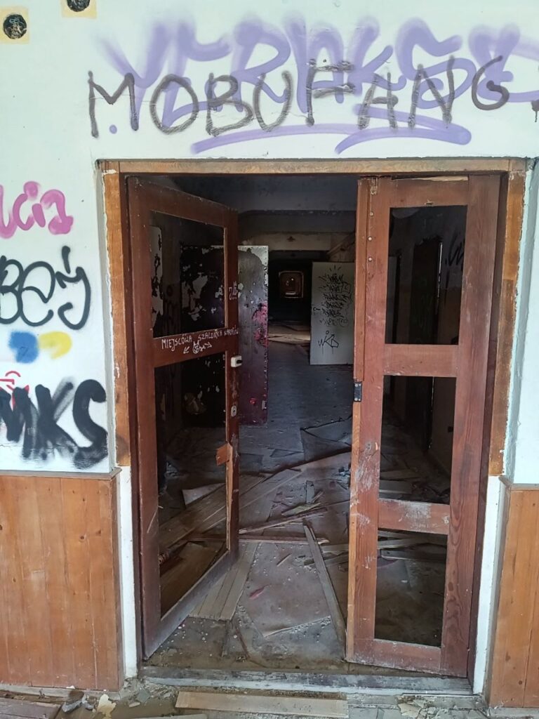 Opuszczona szkoła, Police, województwo zachodniopomorskie - relacja z 08.2024, zdjęcie 14