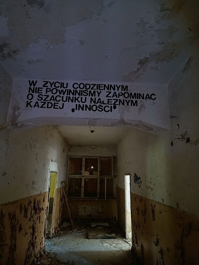 Opuszczona szkoła, Police, województwo zachodniopomorskie - relacja z 08.2024, zdjęcie 15