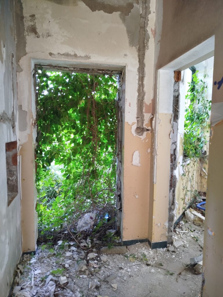 Opuszczona restauracja Tokaj pod olsztynkiem, Pawłowo, województwo mazowieckie - relacja z 08.2024, zdjęcie 7
