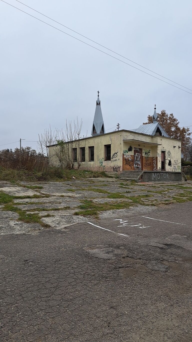 Opuszczony zakład fryzjerski, Strzeszkowice Duże, województwo lubelskie - zdjęcie 1