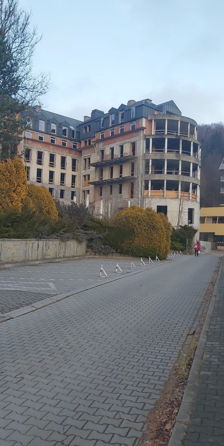 Niedokończone sanatorium, Krynica-Zdrój, województwo małopolskie - zdjęcie 1