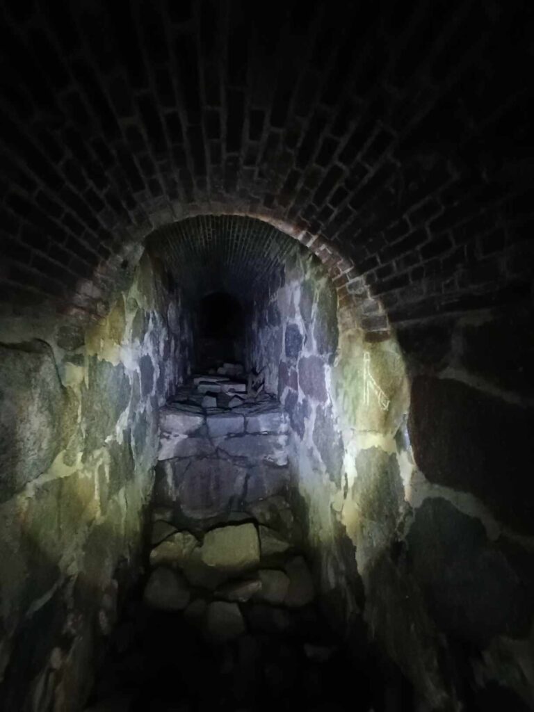Tunel pod serpetyną, Pasłęk, województwo warmińsko-mazurskie - zdjęcie 1