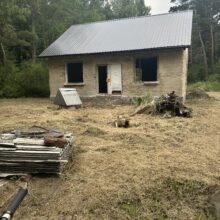 Opuszczony dom przy drodze w lesie Komorów