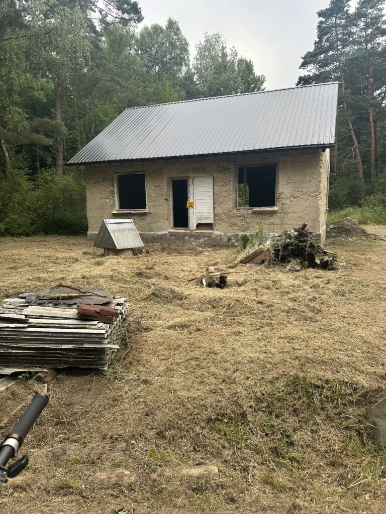 Opuszczony dom przy drodze w lesie, Komorów, województwo świętokrzyskie - relacja z 07.2025, zdjęcie 2