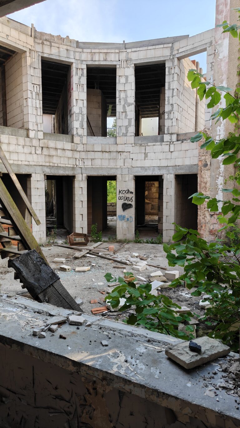 Opuszczony hotel Podgrodzie, Sulechów, województwo lubuskie - zdjęcie 1