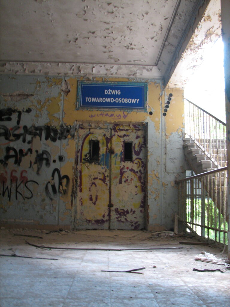 Opuszczony szpital, Starachowice, województwo świętokrzyskie - relacja z 07.2025, zdjęcie 44