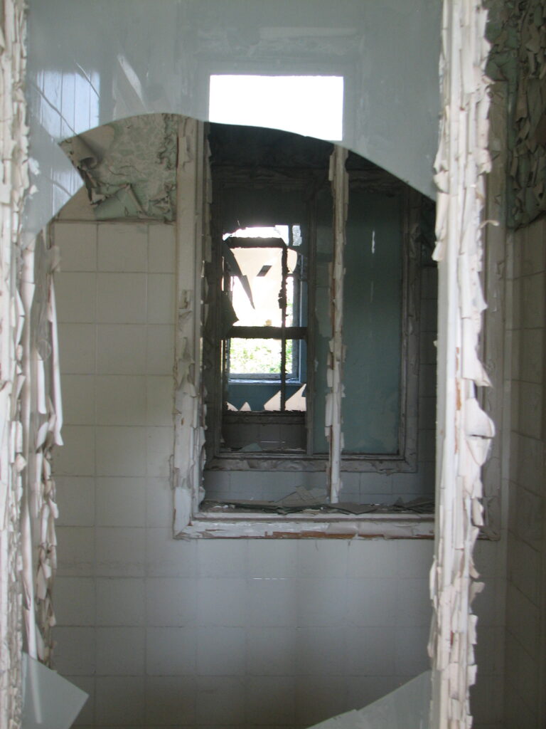 Opuszczony szpital, Starachowice, województwo świętokrzyskie - relacja z 07.2025, zdjęcie 46