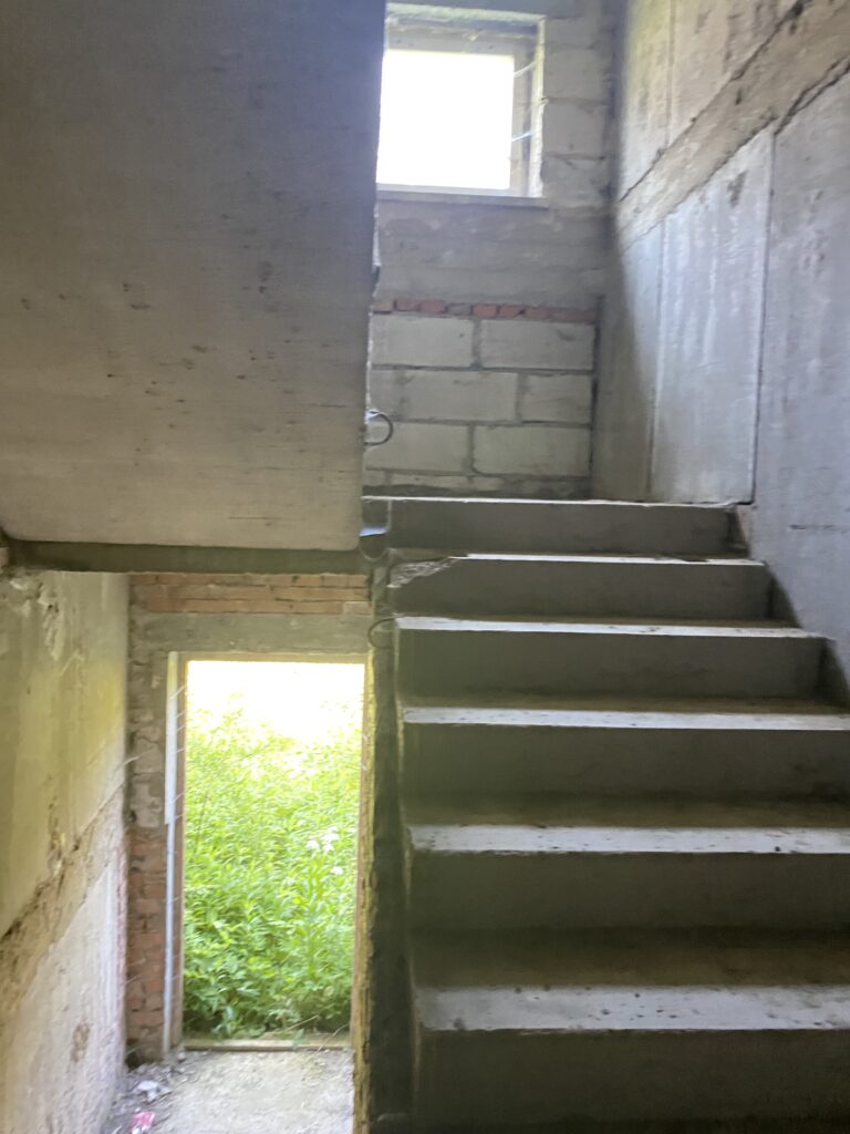 blok ktory mial powstac w latach 90, Werchrata, województwo podkarpackie - zdjęcie 2