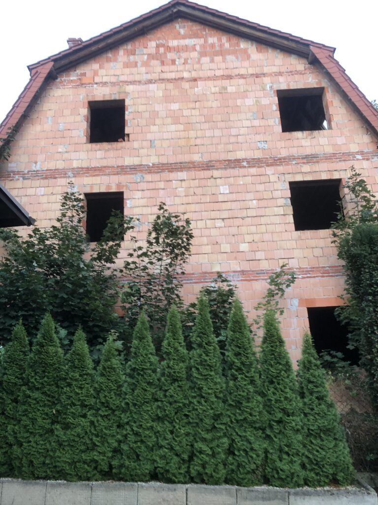 Niedokończony dom Ceglany, Oborniki Śląskie, województwo dolnośląskie - zdjęcie 1