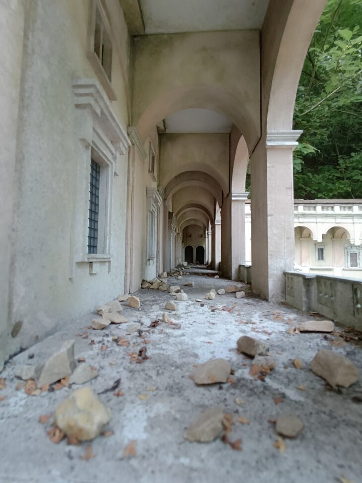 Częstochowa: To tylko parking nad kamieniołomem. Problem zaczyna się niżej.