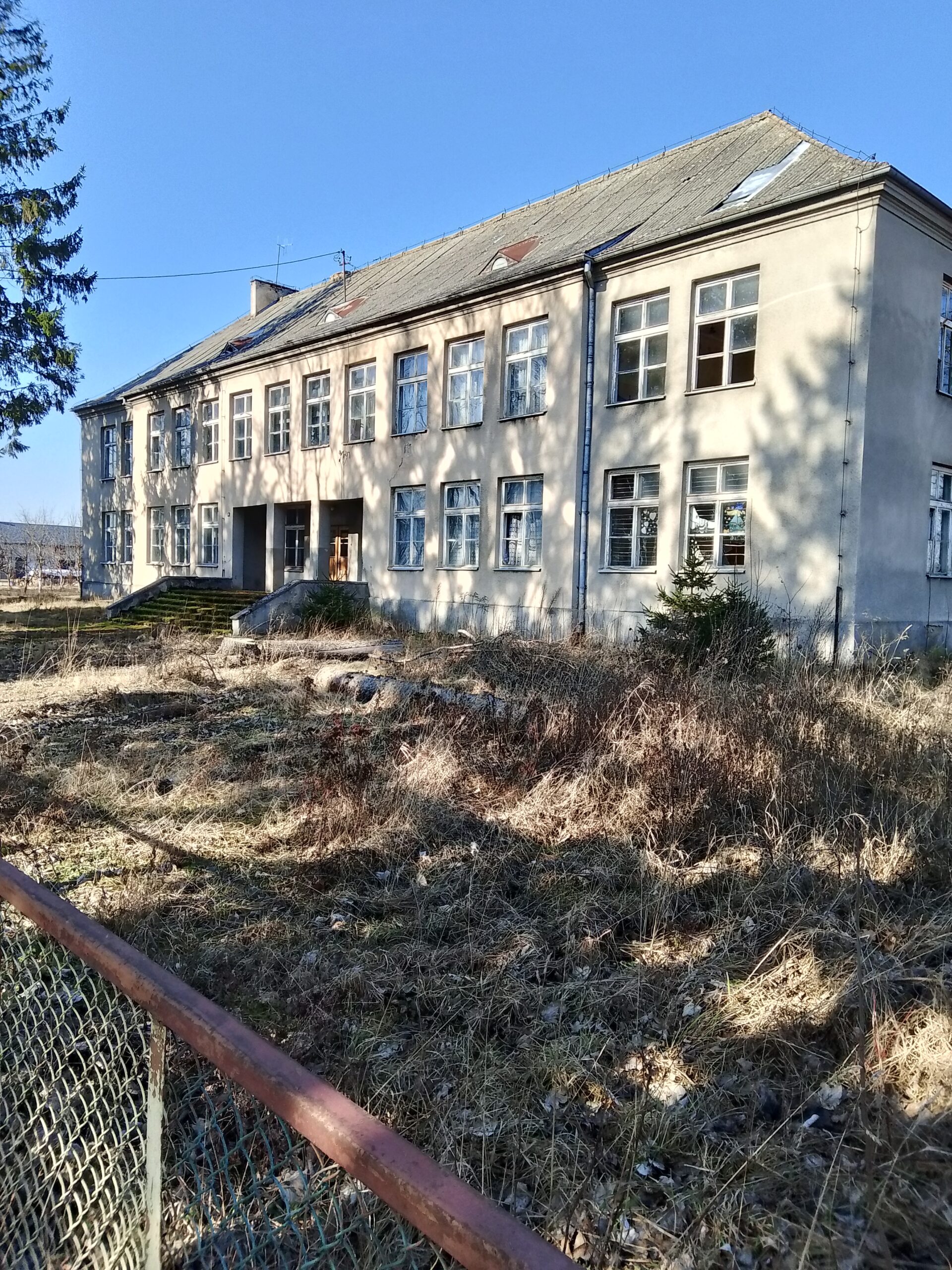 Dawna opuszczona szkoła w Pszczółczynie Pszczółczyn