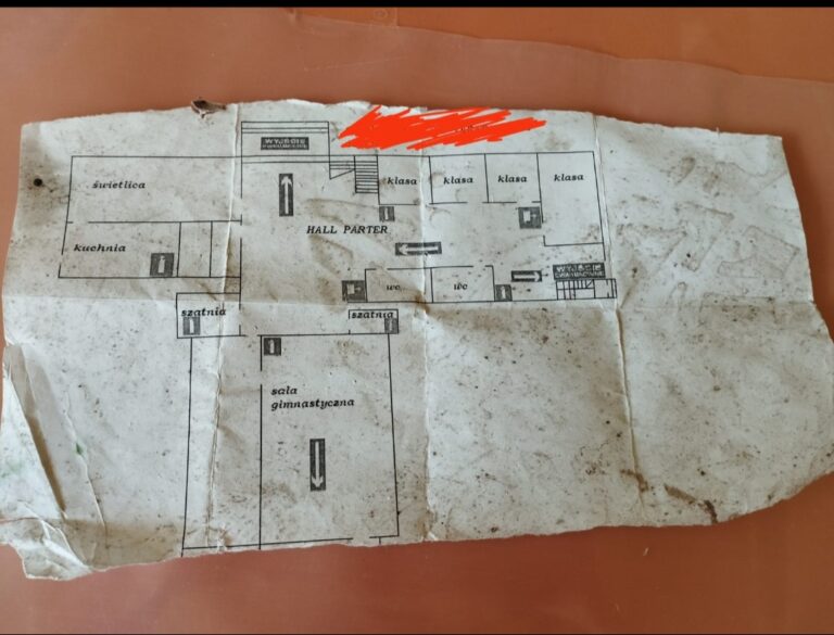 Opuszczona szkoła podstawowa nr 5, Tarnobrzeg, województwo podkarpackie - zdjęcie 1