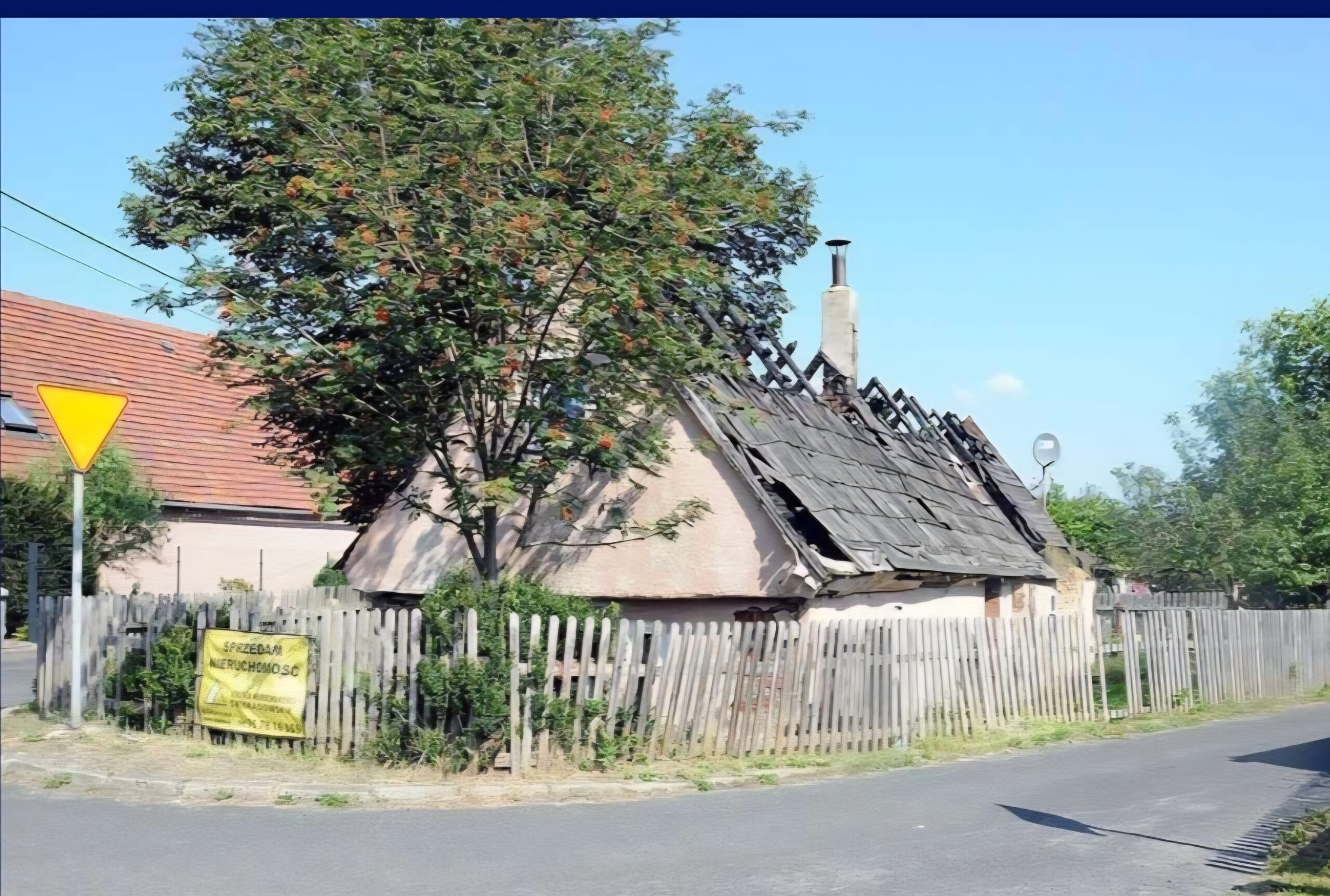 Opuszczony dom po pożarze Mirsk
