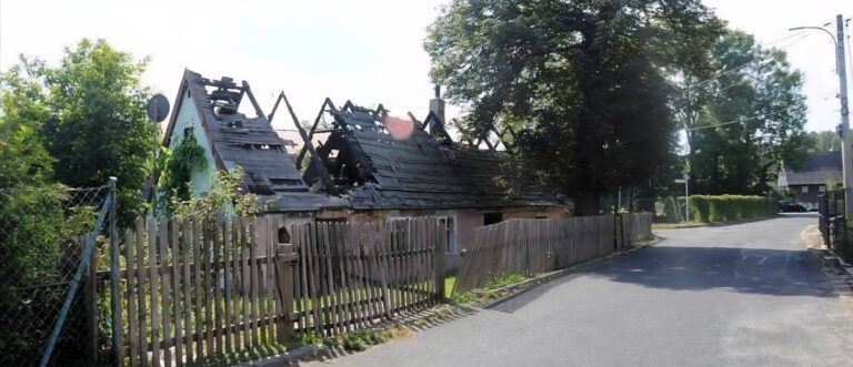 Opuszczony dom po pożarze, Mirsk, województwo dolnośląskie - zdjęcie 1